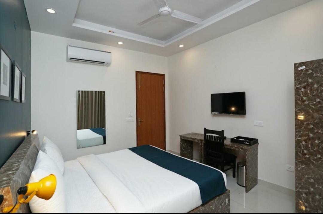 Hotel Galaxy Inn Gurgaon Exteriör bild